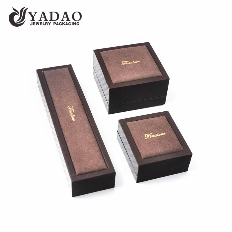 Caja de joyería exquisita personalizada marrón para collares, colgantes, anillos, aretes, pulseras y brazaletes para mostrador de joyería y tienda