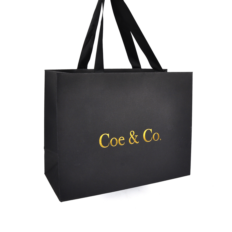 Bolsa de papel de lujo de CMKY Tamaño grande para la ropa Embalaje de regalo Hot Stamping Logo Brand Promotion