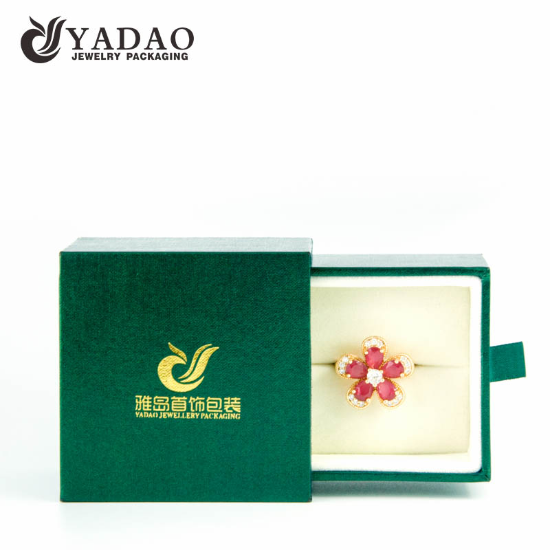 La boîte faite sur commande de luxe coulissante de papier similicuir avec le logo chaud de timbre et l'intérieur doux de velours pour emballer les bijoux fins et les bijoux de mode.
