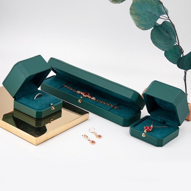 Boîte de style cartier bijoux d'emballage de bijoux de bijoux en cuir pu boîte cadeau en plastique