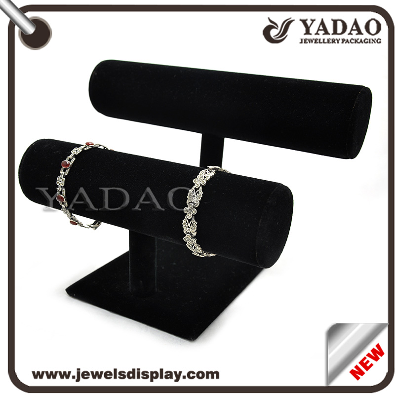 China Fabricación de soporte de exhibición de joyería Pantalla de pulsera de color negro MDF + Proveedor de soporte de exhibición de reloj de terciopelo