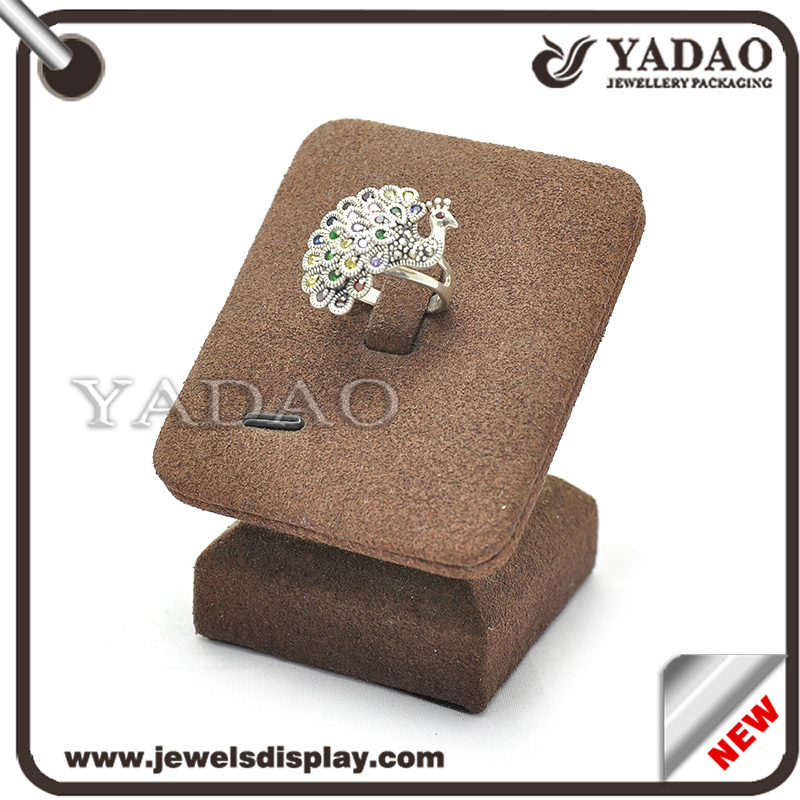 Čína Výroba šperky stojan MDF pokryté Velvet Ring Stand Brown Barevný displej stojan držák Ring