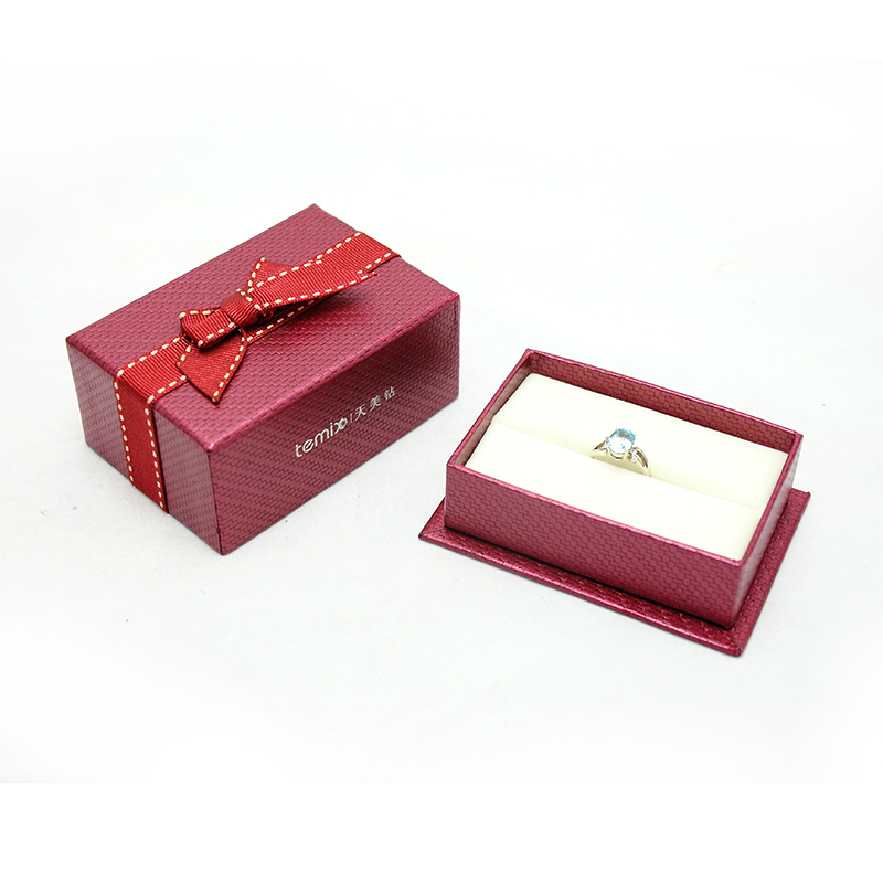 Exportador de la caja del diseño del lazo de la cinta del logotipo libre de encargo de la joyería del fabricante de China