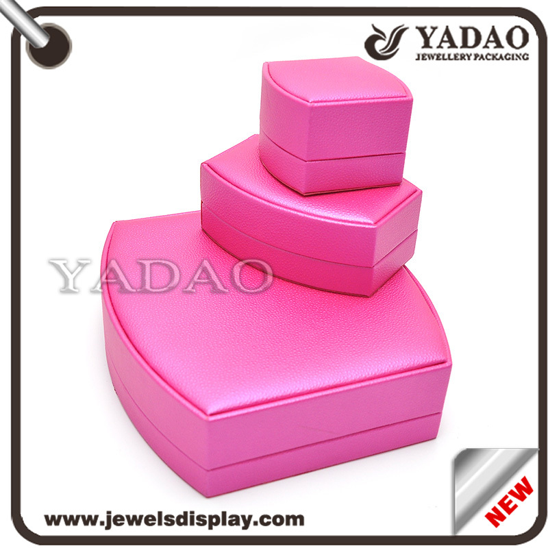 Čína Nejnovější tvar plastové formy zabalené s růžovými PU kůže šperky krabice obalové pro obchod pult a kiosku party laskavosti šperky displeje box