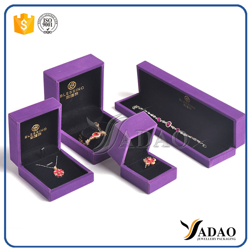 Cina all\'ingrosso personalizzare clip di plastica inserto gioielli gemma giada set includono casella di anello\/braccialetto\/pendente\/collana\/catena\/orologio\/moneta