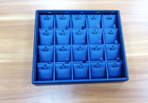 Κίνα εργοστάσιο Προσαρμοσμένο MDF δίσκους κοσμήματα τυλιγμένο με μπλε δέρμα PU για κοσμηματοπωλείο και το υπουργικό συμβούλιο βιτρίνα δίσκους κολιέ