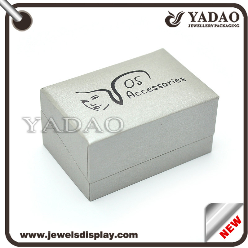 China Hersteller von Luxus-graue Farbe PU-Leder Kisten für Bekleidungsgeschäft mit kundenspezifischem schwarzem Siebdruck-Logo Manschettenknopf-Kasten