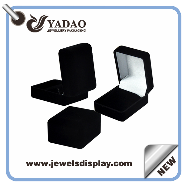 China proveedor de terciopelo negro caja del anillo de la joyería con su logotipo