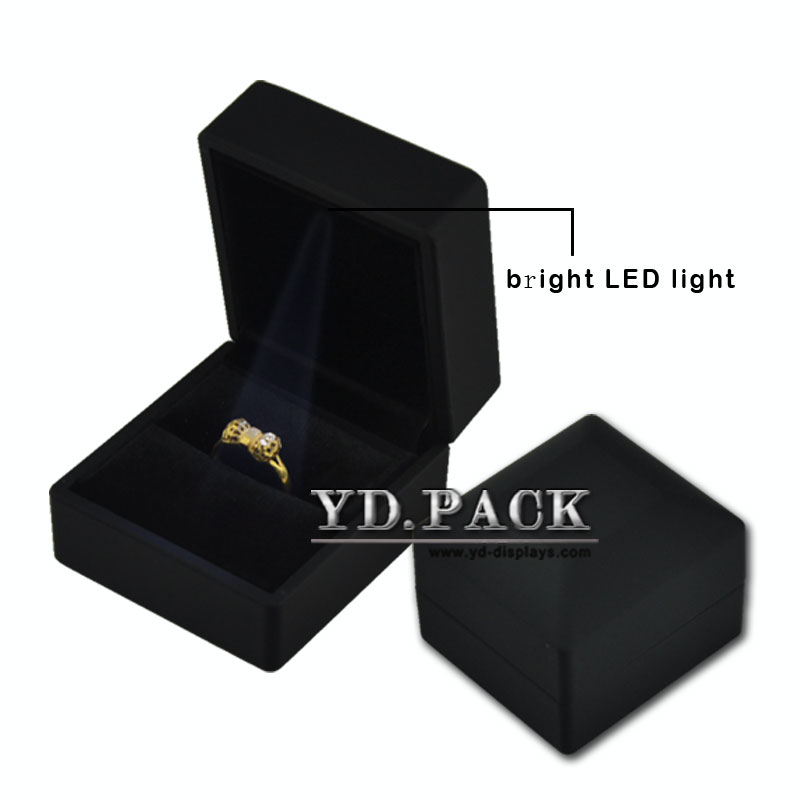 ผู้ผลิตจีนร้อนขายแฟชั่นคุณภาพดีกล่องแหวนเครื่องประดับหนังสีดำพร้อมไฟ LED สำหรับแหวน
