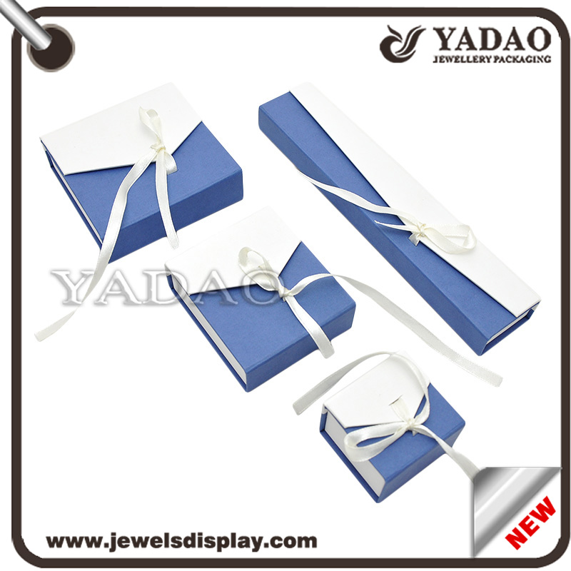 De China al por mayor blanca y azul joyero de cartón con cinta de raso para los pendientes del anillo del collar y la pulsera de caja de la joyería de embalaje