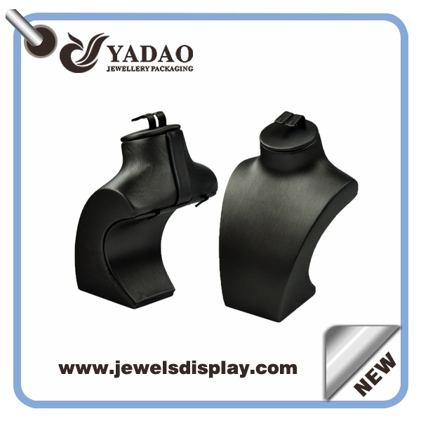 Chinesischer Hersteller von wirtschaftlichen Benutzerdefinierte Luxus metallischen schwarzen Lederband Büsten, Halskettenausstellungsstand, Halskette Displayfiguren mit Ohrring Schlitz an der Oberseite