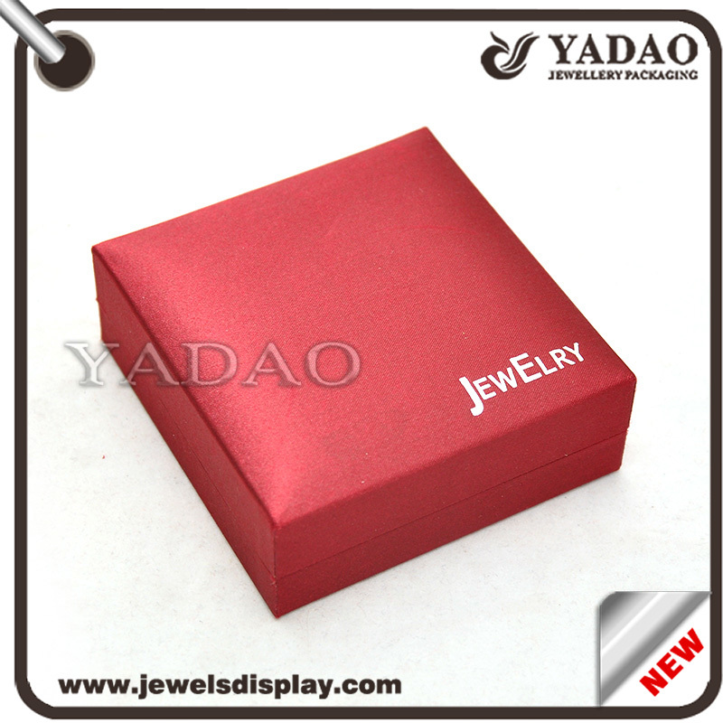 中国風の赤いレザーレットスムージー面宝石プラスチックの箱の製造