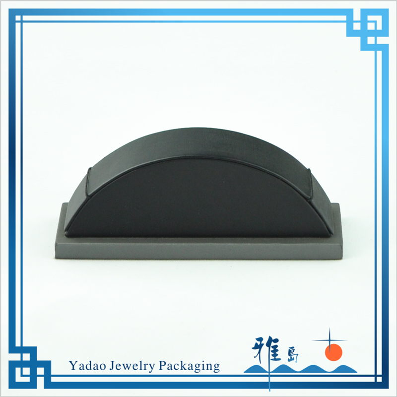 Classic Black leatherette jewelry display ramp for Bracelet display with factory price