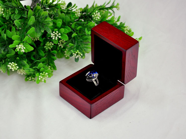 Klasické dřevěné krabice šperky Display Box Kvalitní šperky Balení Box Ring Display Showcase