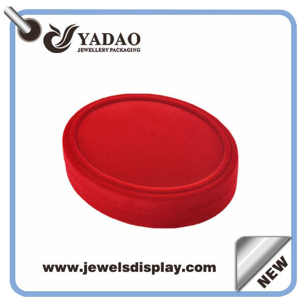Boîte à bagues ovale rouge velours classique avec une charnière en matière velours très duveteux et doux avec une bonne qualité