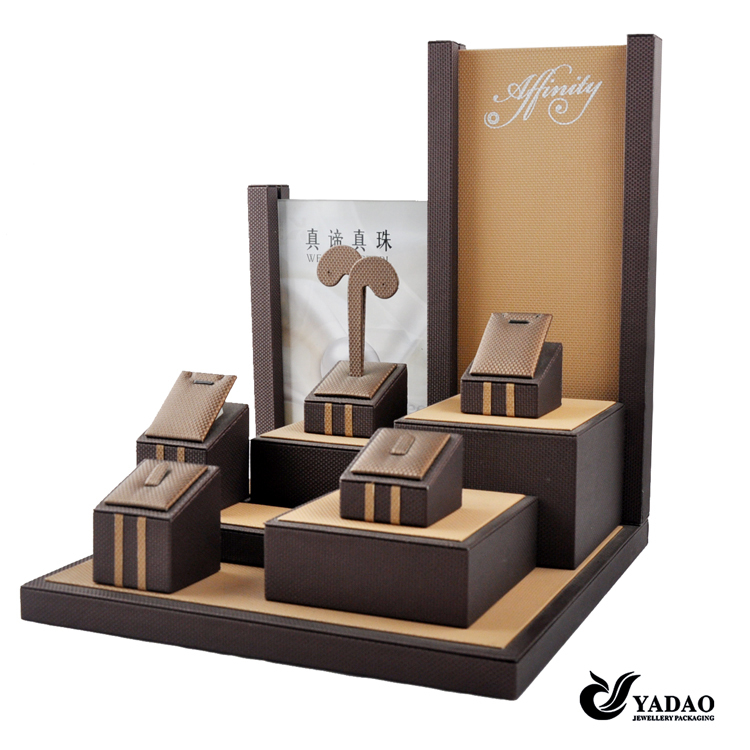 Kundenspezifische Schokoladen-PU-Leder Schmuck-Display-Stütze mit MOQ 20 zur Ladentheke Schaufenster und Aussteller verwendet Schmuck-Vitrinen