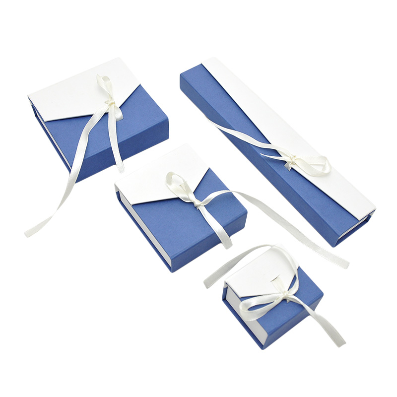 مربع مجوهرات مطوية أنيقة بيضاء وزرقاء مخصصة مع الشريط
