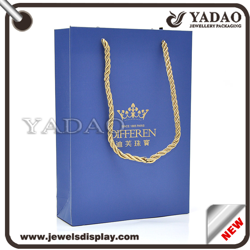Custom MOQ 1000 de alta calidad bolsas de embalaje de papel azul con el logotipo estampado en caliente de oro y cable de fibra de oro para los bolsos de mano del almacén tienda y compras bolsas de regalo