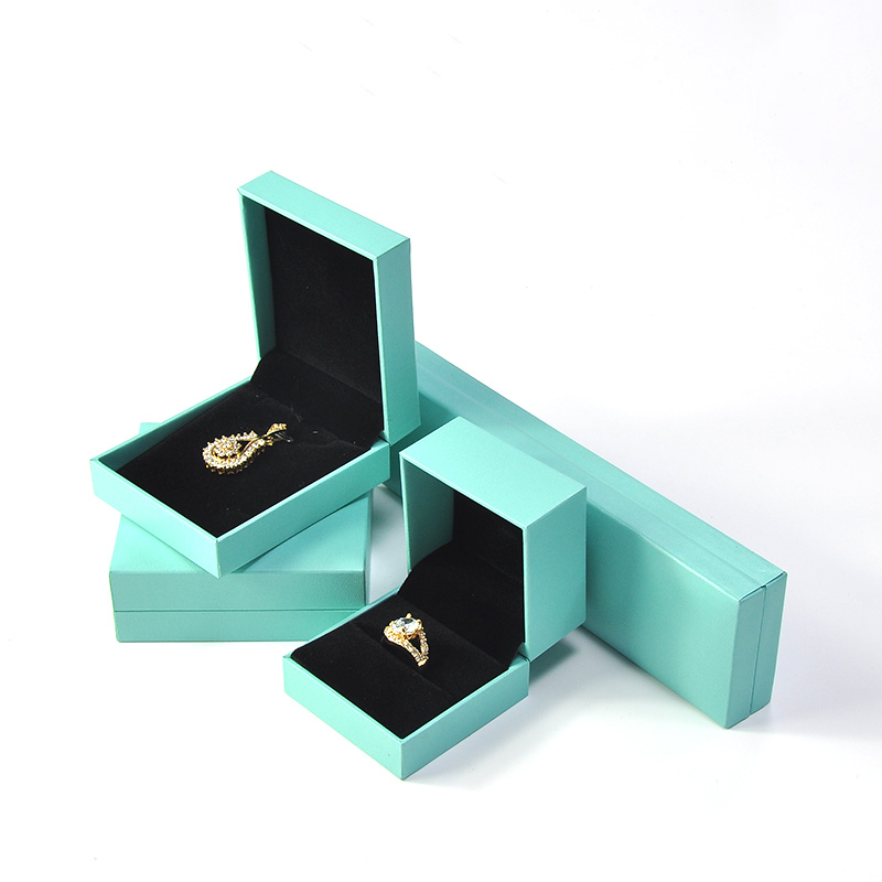 Zakázková jarní zelená plastová krabička pokrytá koženkovým papírem a sametem uvnitř pro balení šperků