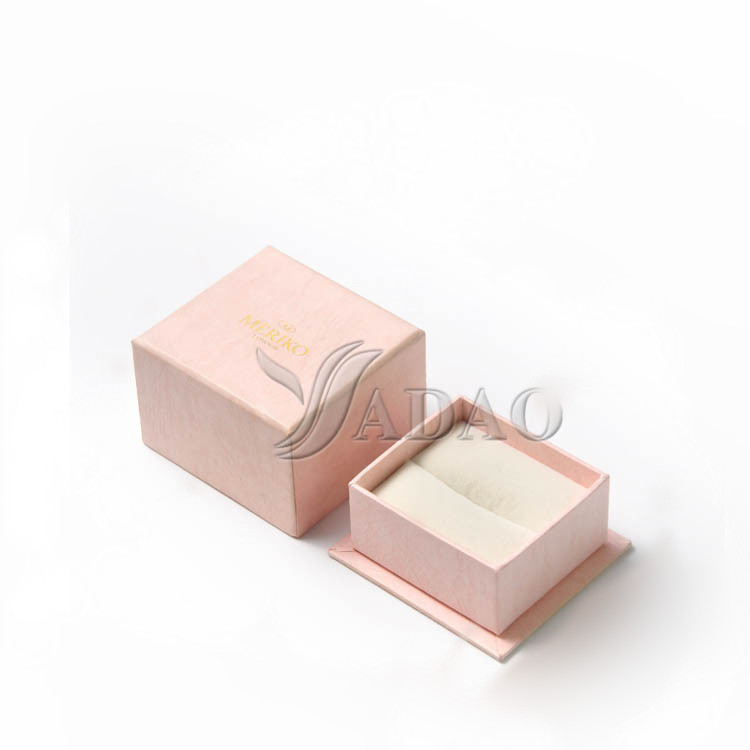 Logotipo personalizado impreso a mano al por mayor rubor rosa caja de anillo de embalaje de regalo de joyería de papel de cartón con tapa separada