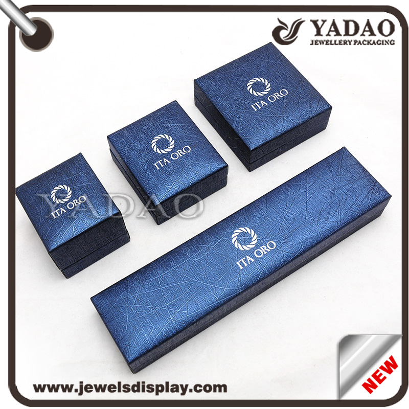 Logo personnalisé argent boîtes estampage à chaud logo en plastique enveloppés avec un cadeau de haute qualité en PU bijoux en cuir et boîte d'emballage cosmétique
