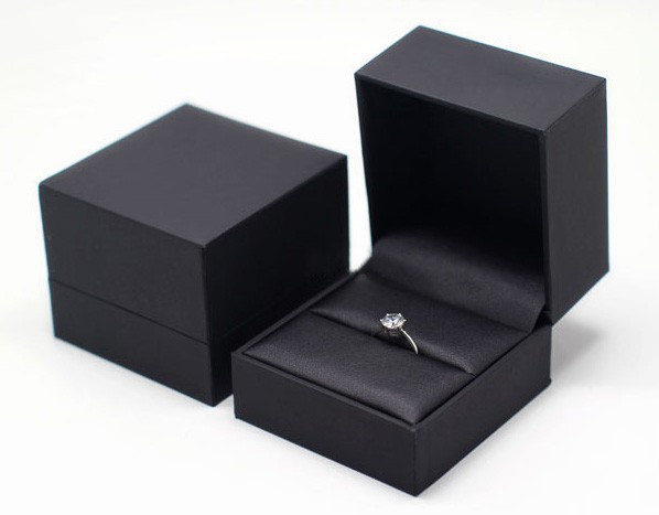 Por encargo de caja de anillo de plástico negro mate aro con esponja de alta calidad insertar