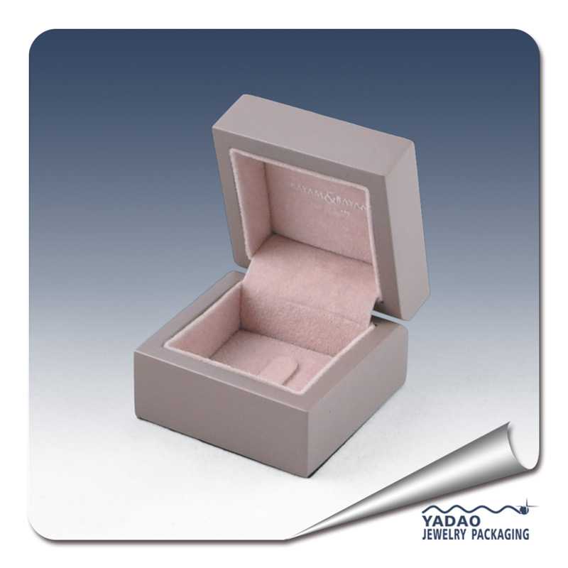 Caja de anillo mate de madera de gama alta hecha a medida para el anillo del diamante.