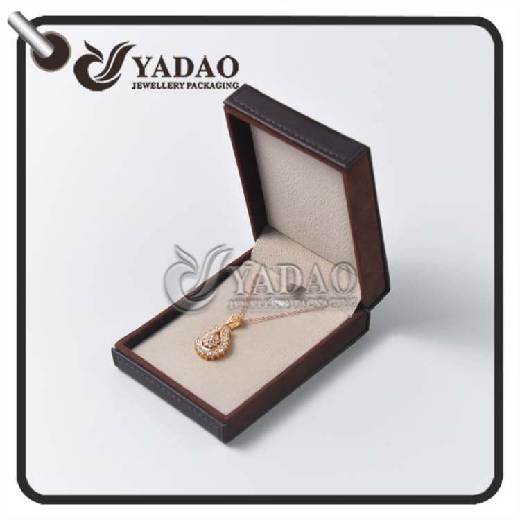 Caixa de couro bespoke do pendente com quilting excelente e impressão do logotipo feita por yadao.