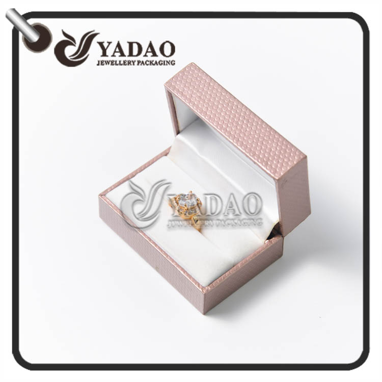 Box anello in plastica su misura rivestito con carta pu con inserto in velluto per anello di coppia e anello nuziale.