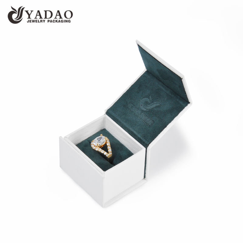 Personalizza confezione di gioielli con scatola di anelli di colore bianco con logo
