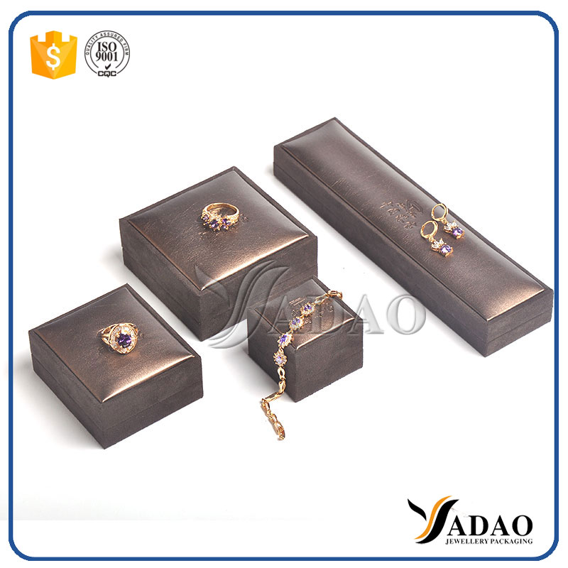 Personalizar venta al por mayor de la joyería libre de la insignia de plástico conjunto incluyen pulsera/colgante/anillo/brazalete/cadena/pendiente/moneda/caja de la barra de oro