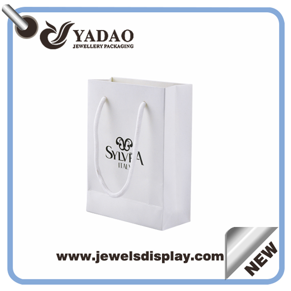 Προσαρμοσμένη γυαλιστερό χαρτί τσάντες κοσμήματα sh0pping με μεταξοτυπία λογότυπο χονδρική τιμή Κίνα κατασκευαστής