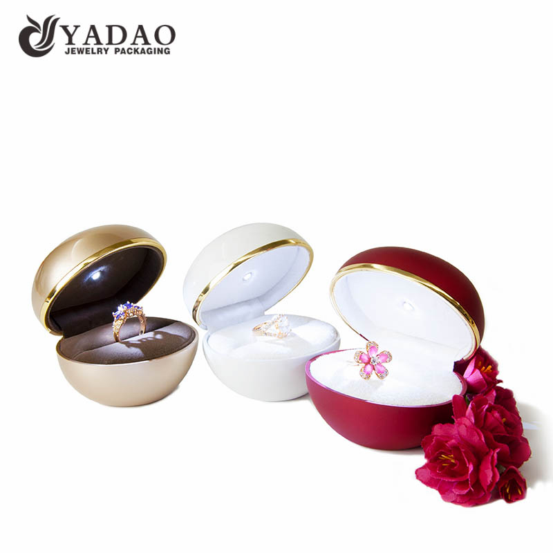 Caja de anillo de luz LED oval personalizada pintada con laca brillante e inserto de terciopelo suave e impresión de logotipo para paquete de joyería fina de lujo.