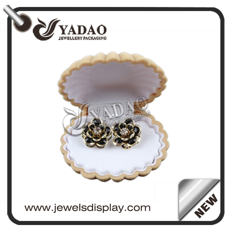 リング、ネックレスおよびイヤリングのために適したカスタマイズされた挿入物が付いているかわいい海の貝の形の宝石箱。
