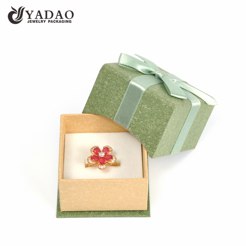 中国の製造からのスポンジのパッドの挿入物が付いている設計および注文の宝石類のグリーンペーパーリング包装箱