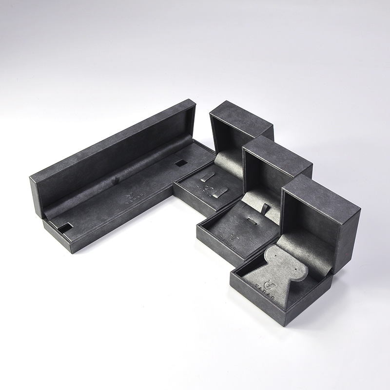Design e personalizado pu couro pulseira inserção pulseira caixa de embalagem de jóias com tamanho do logotipo cor cinza