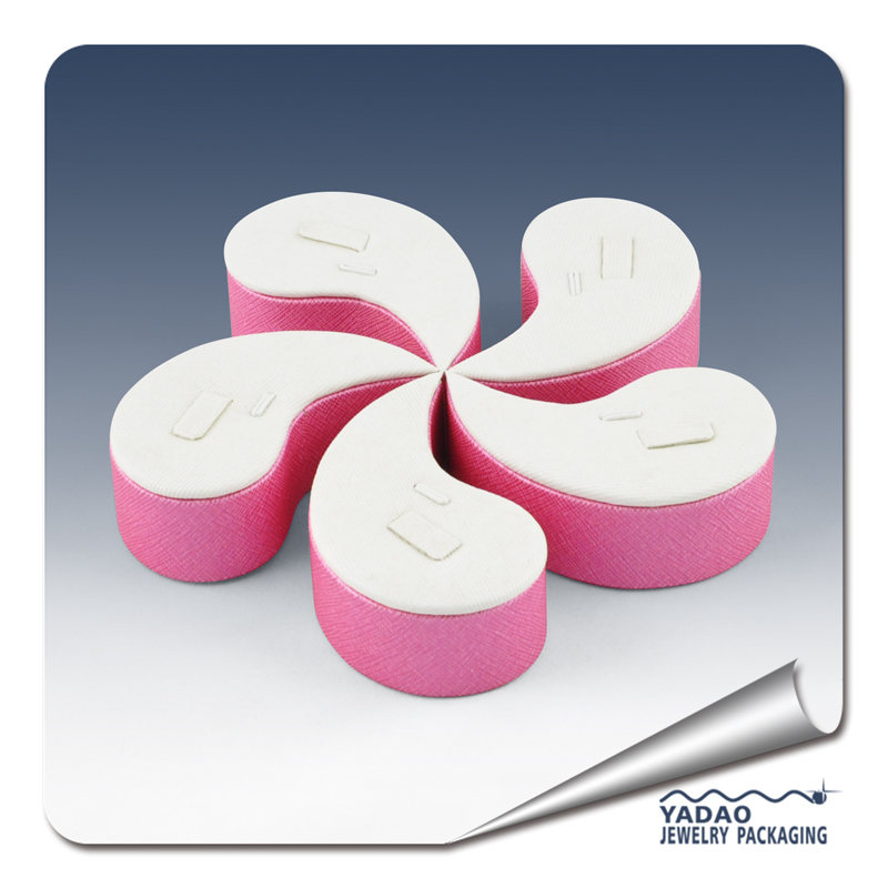 Elegante PU gioielleria espositore bianco e rosa a forma di mezzaluna di mostre e di visualizzazione negozio anello personalizzato contatore puntelli