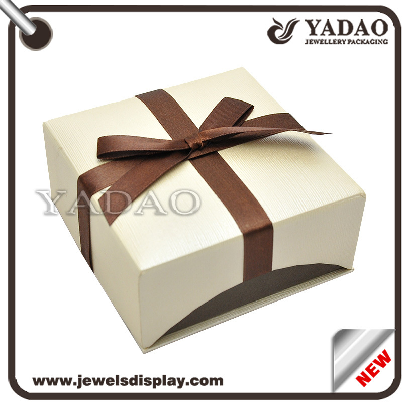 Elégant format personnalisé boîte à bijoux de papier cadeau avec un ruban arc-noeud