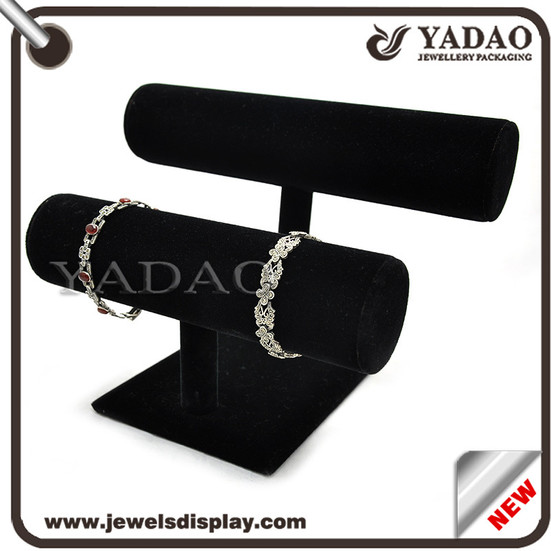 Dos stands de terciopelo negro exhibición del brazalete pulsera de madera elegante stand de hechos en China