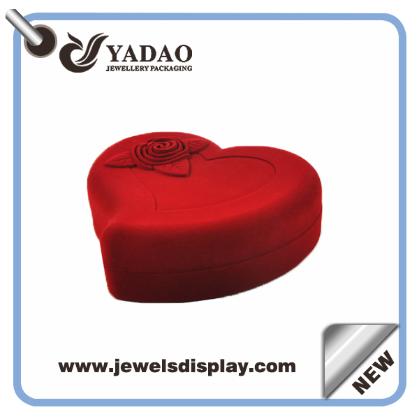 Ambiente accogliente elegante costume rosso caso gioielli di plastica a forma di cuore utilizzato per la finestra gioielleria affollando scatole di imballaggio gioielli e casi