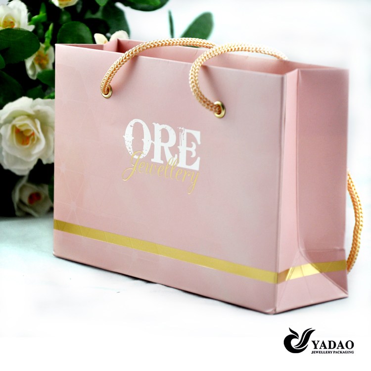 Precio de fábrica de la joyería rosada bolsa de la compra con el logotipo de la hoja de oro y de color dorado manejar China fabricante