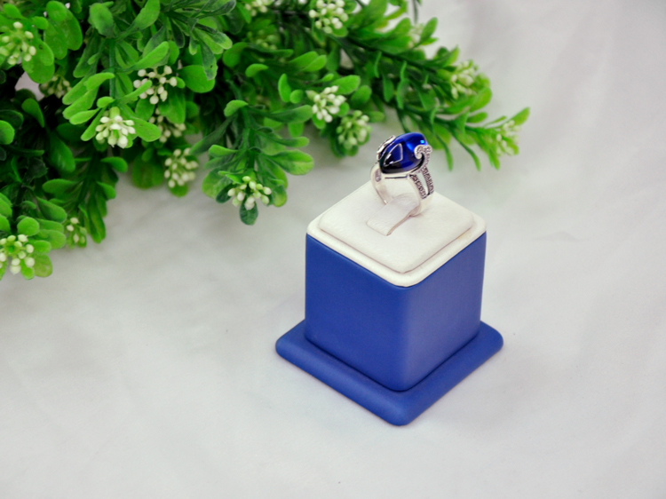 Exhibición del anillo del dedo de cuero blanco y azul Forme a soporte clave estante de exhibición del anillo interior es de madera fabricados en China