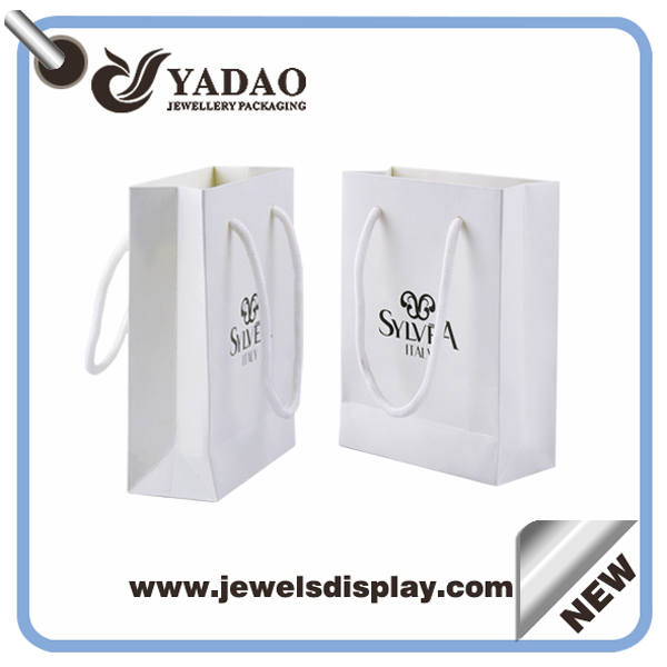 Moda bolsa de la compra de joyas de papel blanco con el logotipo de su