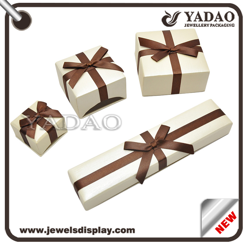 Cadeau boîte à bijoux de papier avec le logo et le cordon de toutes les couleurs pour vous de choisir