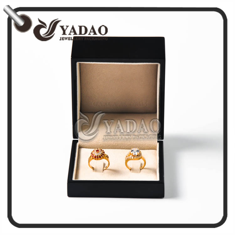 自由なロゴの印刷およびダイヤモンドのイヤリングおよび宝石のイヤリングのために適した柔らかいビロードの挿入物が付いている光沢のある手製の木製のイヤリング箱。