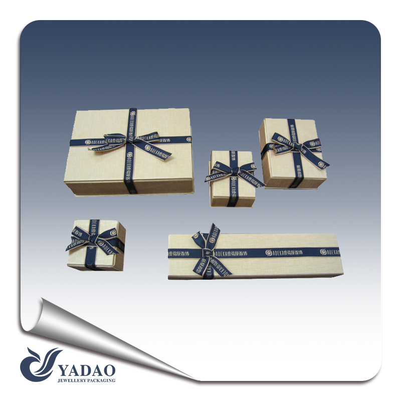 Joyas de color de la caja de regalo de papel de oro con cinta de embalaje de la joyería hecha en China
