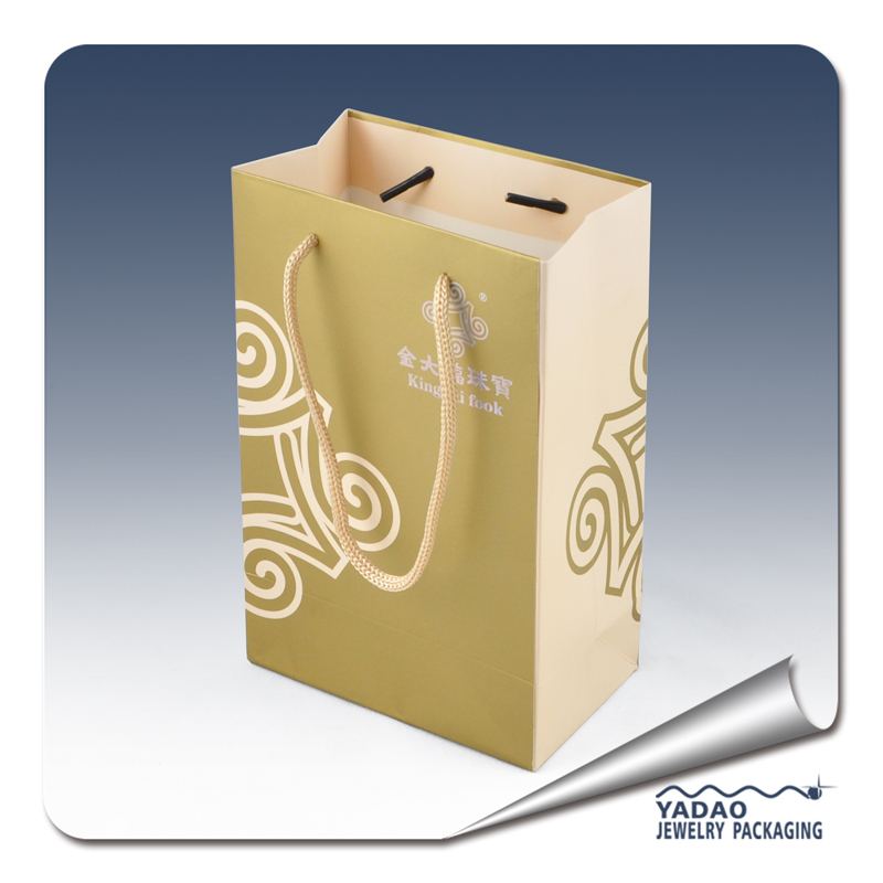 Золотой цвет бумаги украшения подарочные пакеты с ручкой и золотой цвет логотипа Chian поставщиком