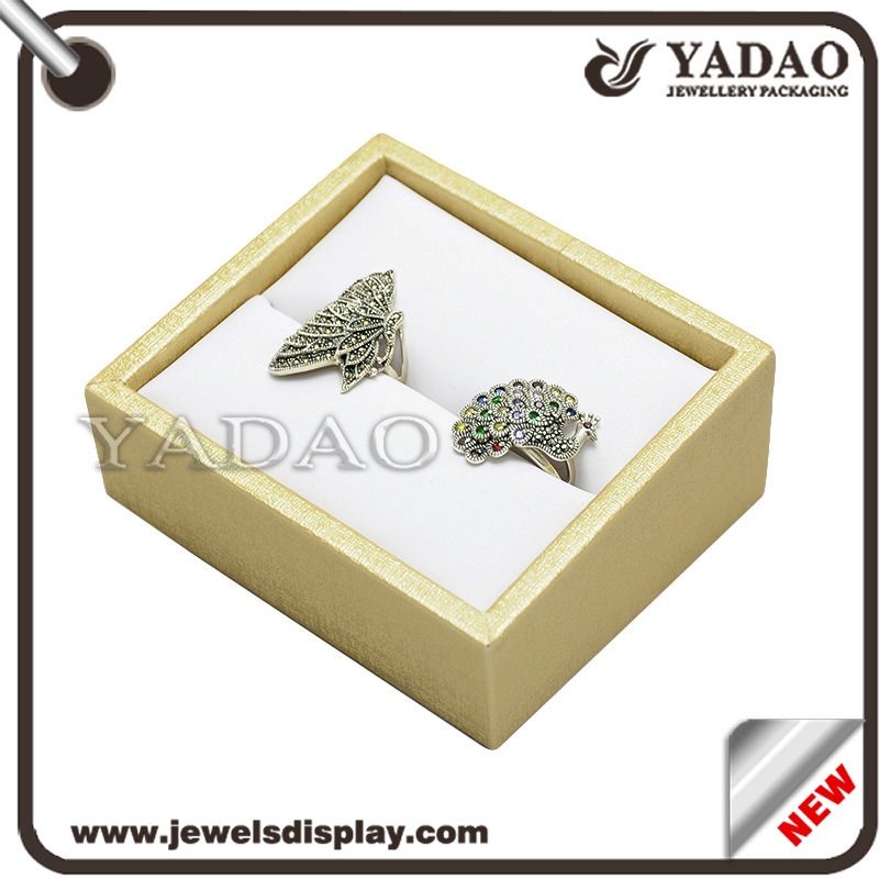 Couro de qualidade anel de jóias titular bom stand de exibição fabricados na China