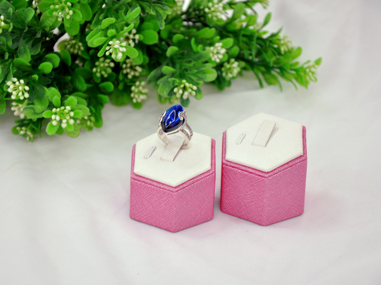 Хорошее качество белый и розовый кожаный палец кольцо стенд ключевую кольцо витрина внутри находится деревянный, сделанные в Китае