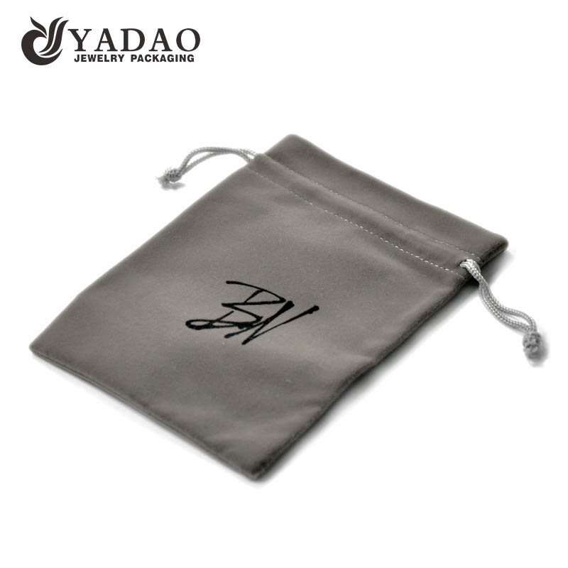 Estuche de terciopelo gris con cordón y tamaño personalizado y un elegante logotipo estampado en seda adecuado para paquetes de joyas y relojes.